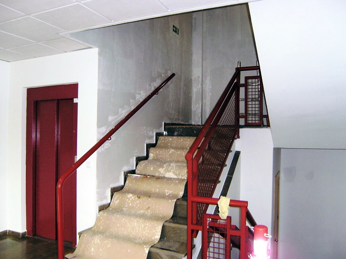 Pintar las paredes y de metal en el interior - escaleras interiores de la escuela