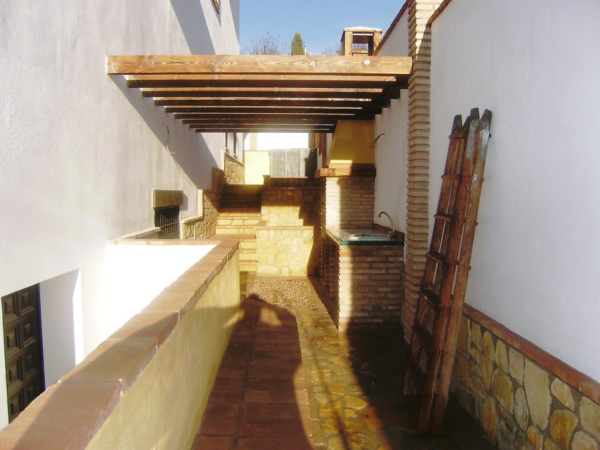 Pintura de paredes y madera en el exterior