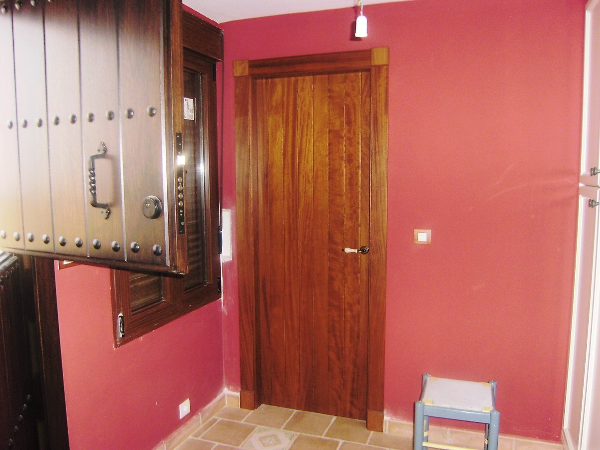 Pasillo interior - pintura detalles de madera y paredes